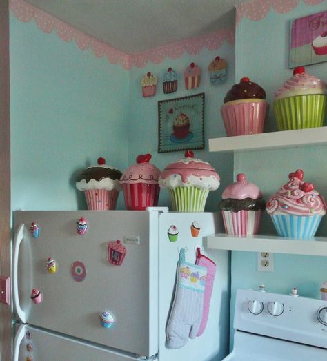 Cupcake kitchen Cupcake Bedroom, Pastel Bakery, Cupcake Outline, Cupcake Kitchen Decor, Candy Kitchen, Fake Food Props, Vintage Cupcake, Porcelain Dishes, Pastel Kitchen