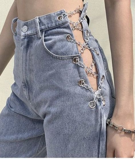 Benin Bride, Straight Jeans High Waisted, Altering Pants, Jeans With Chains, Chain Jeans, Aesthetic Outfits Y2k, Moda Grunge, Girl Baddie, 2000s Clothing