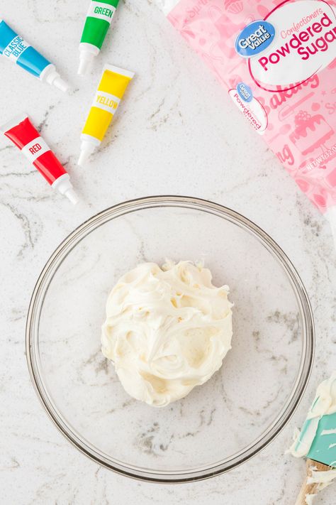 With only two ingredients it doesn't get easier than this Edible Playdough recipe! The kids will have so much fun with this soft, simple playdough. If it ends up in their mouth it's no big deal! Perfect for toddlers. Homemade Playdough Recipe Edible, Edible Playdough Recipes For Babies, Best No Cook Playdough Recipe, Koolaid Playdough No Cook, Oreo Spiders, Edible Play Dough Recipe, Mummy Hot Dogs, Edible Playdough, Easy Kid Activities