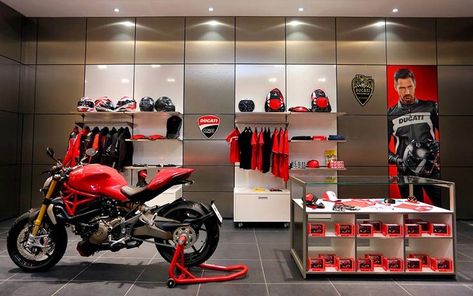 Motorcycle Showroom Interior, Motorcycle Showroom Design, Motorcycle Man Cave, Garage Motorcycle, Dirt Bike Room, Motorcycle Man, Man Cave Workshop, Cave Images, Motorcycle Workshop