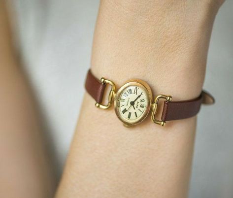 Vintage Gold Watch, Tiny Woman, Vintage Watches Women, Watches Women, Watch Vintage, Classy Jewelry, Jewelry Lookbook, 가을 패션, Girly Jewelry