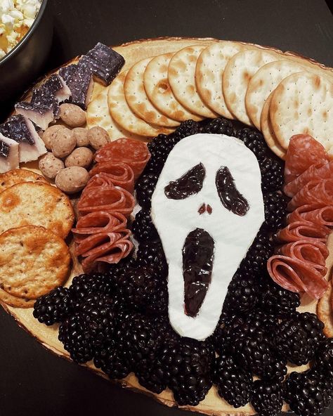 Halloween Charcuterie Boards, Spooky Movie Night, Snack Platters, Halloween Platter, Halloween Charcuterie, Halloween Date, Halloween Breakfast, Halloween Food Appetizers, Halloween Menu