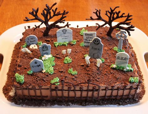 Cemetery Cake | Chocolate trees and fence, gum paste grave s… | Fat Cat Cakes | Flickr Halloween Tårta, Cemetery Cake, Graveyard Cake, Snack Halloween, Labu Halloween, Halloween Torte, Pasteles Halloween, Recetas Halloween, Bolo Halloween