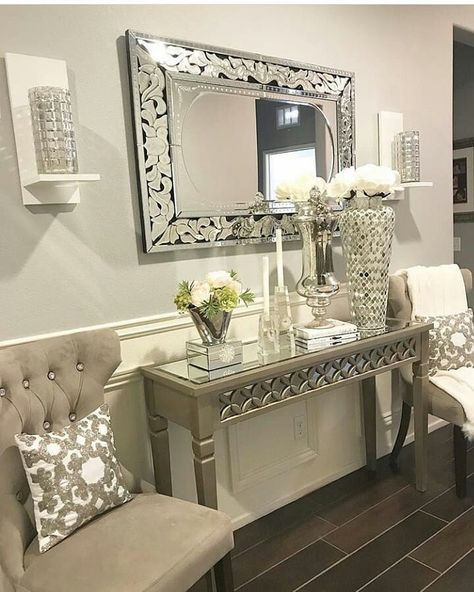 White flower vase in dressing table ideas Vstupná Hala, Foyer Decor, Mirror On The Wall, Living Room Pillows, Natural Home Decor, Cool Ideas, A Mirror, Home Decor Mirrors, Hallway Decorating