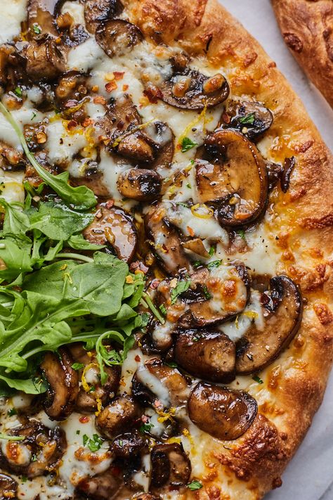 Mushroom Pizza Recipes, Olive Pizza, Seafood Pizza, White Mushroom, Mushroom Pizza, Gourmet Pizza, White Pizza, How To Cook Mushrooms, Pizza Ingredients