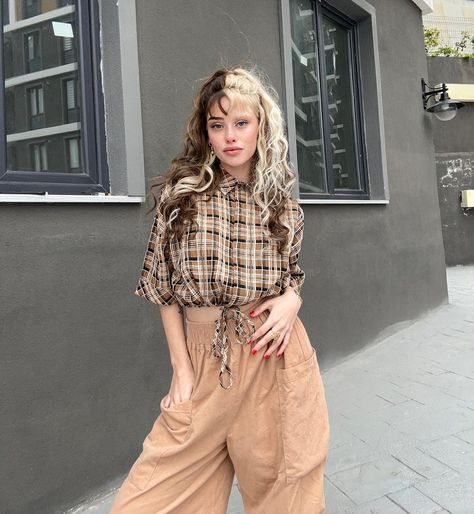 🩸 İnstagram : didiniav Hair Blonde And Brown, Split Hair Color, Black To Blonde Hair, Dyed Curly Hair, Split Dyed Hair, Long Hair Models, Fairy Hair, Split Hair, 2000s Fashion Outfits