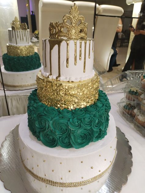 Emerald Green Xv Cake, Sweet 16 Emerald Green Theme, Jade Green Wedding Theme, Enchanted Forest Quinceanera Cake, Emerald Green Quince Cake, Emerald Green Quinceanera Cake, Emerald Green Cake Ideas, Quince Cakes Quinceanera, Emerald Green Cake