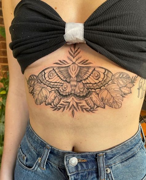 Plus Size Stomach Tattoo, Small Tattoos Traditional, Sleeve Tattoos Floral, Underbreast Tattoo, Tattoo Ideas Minimalist, Tattoos Japanese, Tattoos Watercolor, Tattoos Floral, Stomach Tattoos Women