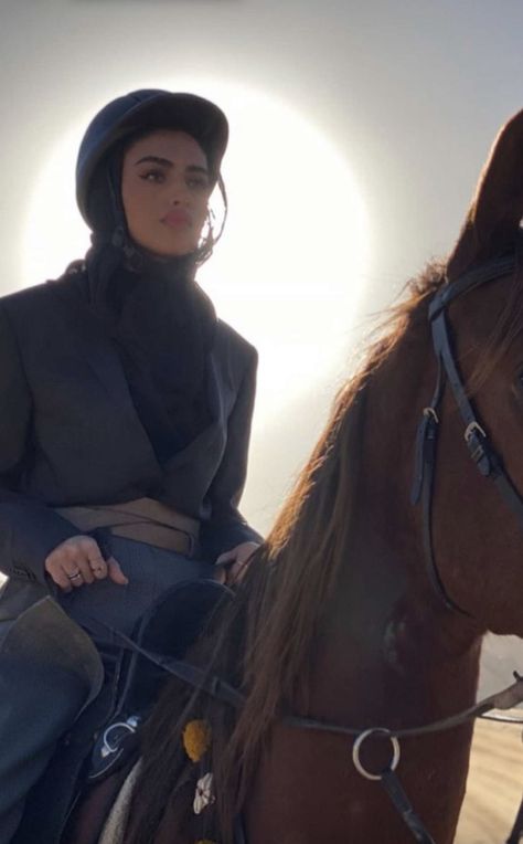 Horse Riding Outfit Equestrian Fashion, Riding Outfit Equestrian, Horse Photography Poses, Horsey Life, Outfits Muslim, Horse Riding Outfit, Gala Gown, Equestrian Aesthetic, Horse Riding Equestrian