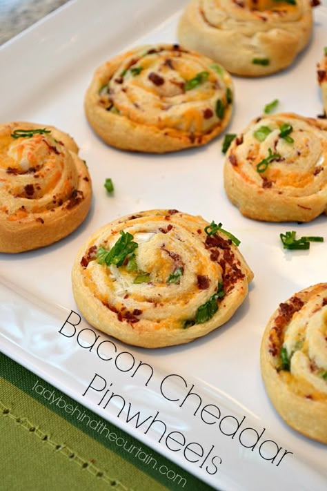 My Trip to Pillsbury - Lady Behind The Curtain #PillsburyHolidayBloggers Pizza Pinwheels, Easy To Make Appetizers, Pinwheel Recipes, Idee Pasto, Snack Attack, Bacon Cheddar, Bacon Recipes, Idee Pasto Sano, Party Food Appetizers