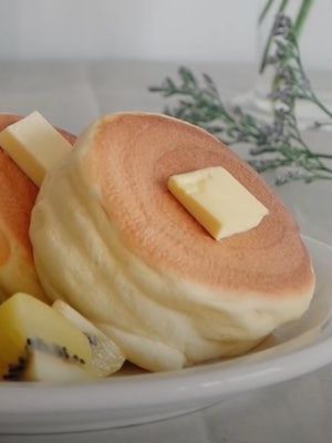 Asian Pancakes Fluffy, Korean Souffle Pancake, Korean Fluffy Pancakes, Suffle Recipe Pancakes, Cream For Pancakes, Souflee Pancakes Recipes, Jiggly Pancakes, Soufflé Pancakes, Japanese Dessert Recipes