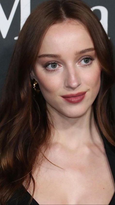 Phoebe Dynevor Makeup, Phoebe Dynevor Style, Phoebe Denver, Phoebe Dynevor Hair, Acotar Cast, Celeb Makeup, Phoebe Dynevor, Cherry Hair, Bronde Hair