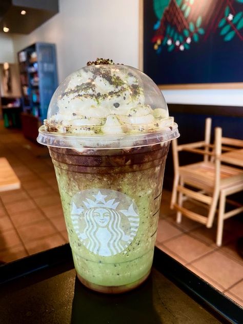 You Can Get A Slytherin Frappuccino From Starbucks For You Cunning Hogwarts Fans Peppermint Syrup, Secret Starbucks Drinks, Secret Menu Items, Bebidas Do Starbucks, Harry Potter Food, Slytherin Pride, How To Order Starbucks, Starbucks Lovers, Starbucks Drink