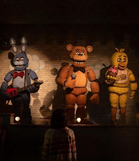 Alex ! ⭐️ on X: "An extended version of a shot from the FNAF MOVIE has just been found! It appears to show Abby looking at the animatronics on stage! #FNAFMovie https://t.co/WBC4DzQOmm" / X Five Nights At Freddy's Movie, Freddy Movie, I Always Come Back, Robot Animal, Fnaf Wallpapers, Fnaf 1, Fnaf Movie, Freddy Fazbear, Pinturas Disney