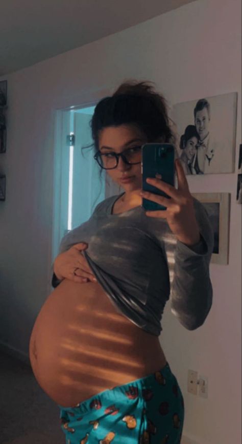 moms 
pregnancy Pregnant Snapchat, 6 Month Pregnancy Belly, Black Pregnant Belly, 32 Weeks Pregnant Belly, Belly Stuffing Female, Teen Pregnancy Aesthetic, 9 Months Pregnant Belly, Pregnant Selfies, Pregnant Oc