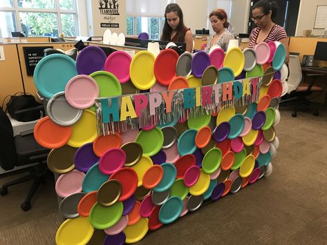 School Birthday Decoration Ideas, Office Bday Decorations, Office Decor Birthday, Birthday Decor For Office, Birthday Decor Cubicle, Birthday Board Workplace, Cubical Birthday Decor, Coworker Birthday Desk Decorating Ideas, Office Cubicle Birthday Decor Ideas