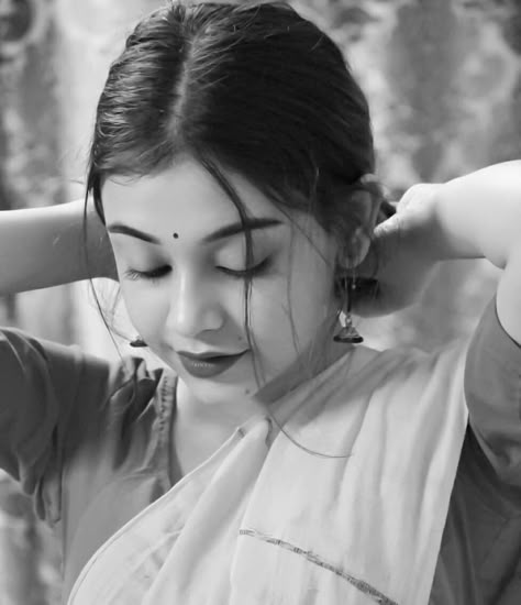 Saree Poses Black And White, Saree Poses At Home Aesthetic, Self Portrait Poses At Home, Self Portrait Photography Ideas At Home, Sari Pose, Indian Poses, Poses At Home, Saree Pose, Saree Accessories