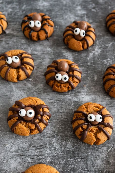 Peanut Butter Spider Cookies, Chocolate Spiders, Candy Eyes, Spider Cookies, Disney Desserts, Easy Peanut Butter Cookies, Chocolate Balls, Halloween Food Treats, Bakery Ideas