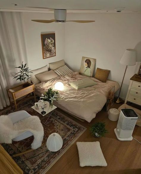 Japanese Style Apartment Small Spaces, Bedroom And Desk Layout, Bed On Floor Ideas Small Room, Cosy Studio Apartment, Japanese Bedroom Aesthetic, White Loft, Japanese Room, Pinterest Contest, Dream Apartment Decor