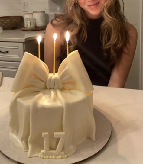 17 Doğum Günü, Tårta Design, 17. Geburtstag, Golden Birthday Cakes, 17 Birthday Cake, 17th Birthday Ideas, Sweet 17, Cute Birthday Ideas, Mini Cakes Birthday