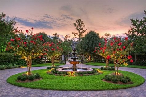 circular driveway landscaping ideas | Circular Driveway - Center area with flowers and bench not fountain! Circle Driveway Landscaping, Circle Driveway, Driveway Entrance Landscaping, Air Mancur, Driveway Entrance, Driveway Design, Driveway Landscaping, Circular Driveway, Front Landscaping