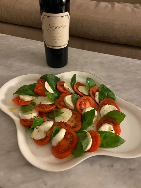 Italian Diner Aesthetic, 25 Years Old Aesthetic, Hosting Italian Dinner Party, Caprese Salad Aesthetic, Italian Party Aesthetic, Old Money Dinner Party, Italian Theme Dinner Party, Old Money Food, Italian Birthday Dinner