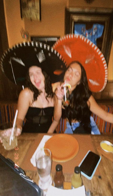 Mexican girls night Mexicana Aesthetic, Mexican Girl Aesthetic, Mexican Night, Hat Aesthetic, Mexican Hat, Mexico Culture, Mexican Girl, Mexican Party, Mexican Culture