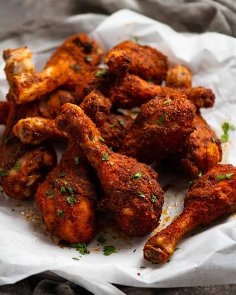 Pile of Crispy Baked Chicken Drumsticks Crispy Baked Chicken Drumsticks, Crispy Baked Chicken Wings Recipe, Crispy Baked Chicken Legs, Drumsticks Oven, Crispy Oven Baked Chicken, Crispy Baked Chicken Wings, Chicken Breast Crockpot Recipes, Crockpot Chicken Breast, Baked Chicken Drumsticks