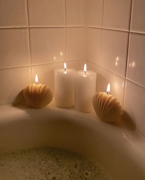 #candles #candlemaking #gifts #giftideas Candle In Bathroom, Candle Asethic, Aesthetic Candle Pictures, Bathtub Candles, Bath With Candles, Cute Candles Aesthetic, Candle Light Bath, Candles Cozy, Bath Aesthetic