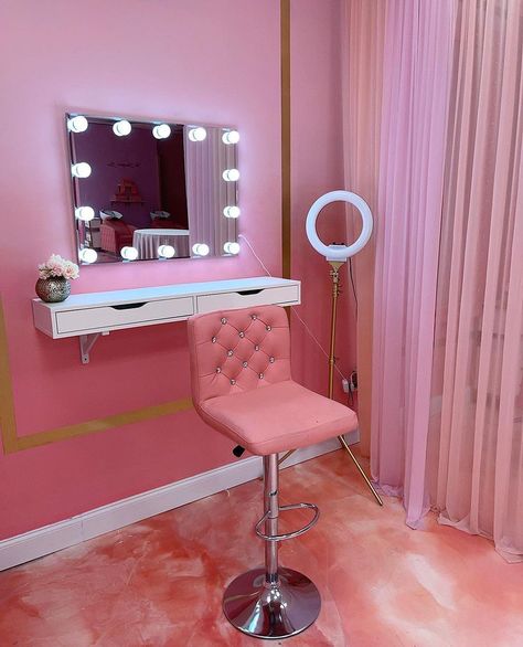 Makeup Studio Ideas Small Spaces, Salon Decor Studio, Makeup Studio Ideas, Beauty Shop Decor, Makeup Studio Decor, Beauty Room Salon, Home Beauty Salon, Esthetician Room Decor, Salon Suites Decor