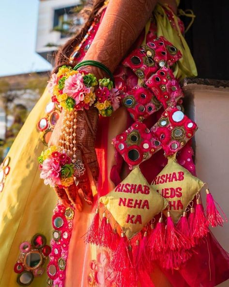 17 Latest Latkan Designs For Bridal Lehenga - ShaadiWish #shaadiwish #indianwedding #bridallehengalatkan #colourlatkan #latkandesigns #handmadelatkans #latkansforlehenga #bridaltrends #weddingtrends #monthlytrends #augusttrends Latkan Designs, Tassels Fashion Clothing, Designer Tassels, Saree Tassels Designs, Hand Harness, Bridal Lehenga Collection, Wedding Mehndi, Indian Bridal Dress, Tassels Fashion