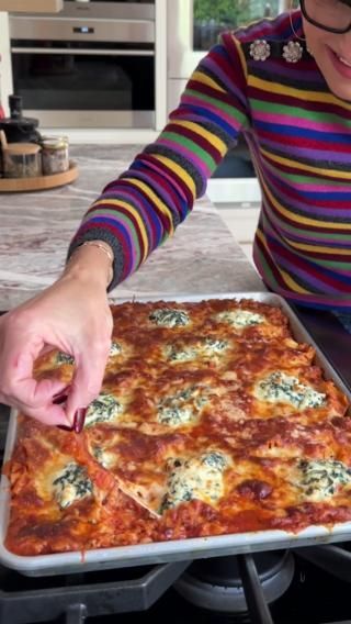 A new recipe in my monthly rotation...Sheetpan Layerless Lasagna. All the crispy cheesy edge pieces of lasagna, in every bite! http://ow.ly/Ogmj50NJPNZ | By Giada De Laurentiis | Facebook Layerless Lasagna, Crispy Lasagna, Crock Pot Inspired Lasagna Recipes, Giada Recipes, Pasta Casera, Pasta Dinners, Giada De Laurentiis, Lasagna Recipe, Food Videos Cooking