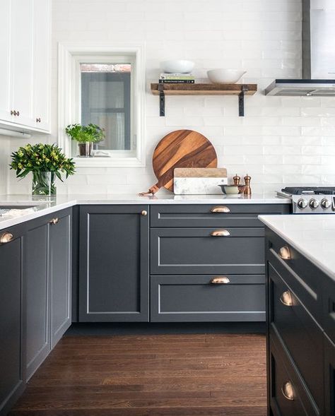 graphite grey cabinets are made more elegant with metallic handles and white tabletops White Upper Cabinets, Cottage Vibes, Light Floors, Серая Кухня, Dark Countertops, Kitchen Cabinets And Countertops, Gray And White Kitchen, Cabinets White, Gray Cabinets