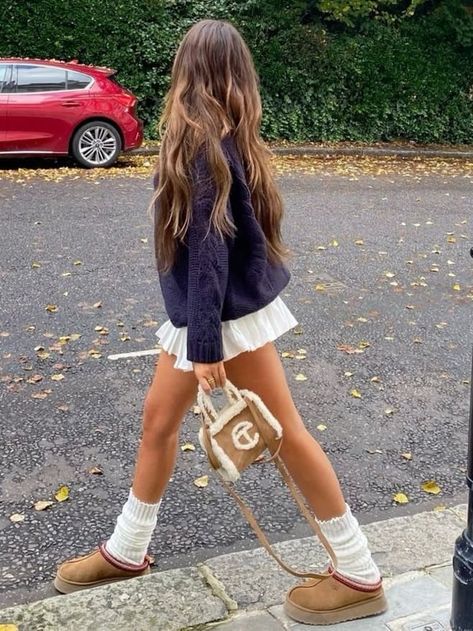 ugg tasman slippers outfit: sweater and mini skirt Fall Preppy Outfits, Ugg Tasman Slippers Outfit, Tasman Slippers Outfits, Dinner Outfit Summer, Dinner Outfit Fall, Australian Winter Fashion, Outfits Los Angeles, Uggs Outfits, Slippers Outfit