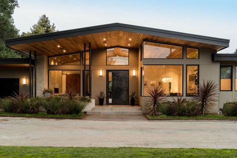 Menlo Oaks Modern | Studio S Squared Architecture Mid Century Modern House Exterior, Fasad Design, Mid Century Modern House Plans, Bungalow Exterior, Modern Bungalow House, Bungalow Design, Modern Bungalow, Bungalow House, Bungalow House Design