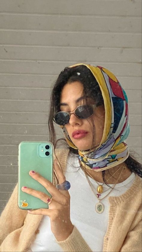 Head Scarf Outfit, Scarf Aesthetic, Estilo Hailey Baldwin, Mode Ulzzang, Estilo Ivy, Hair Scarf Styles, 70s Inspired Fashion, Hairstyle Inspo, Head Scarf Styles