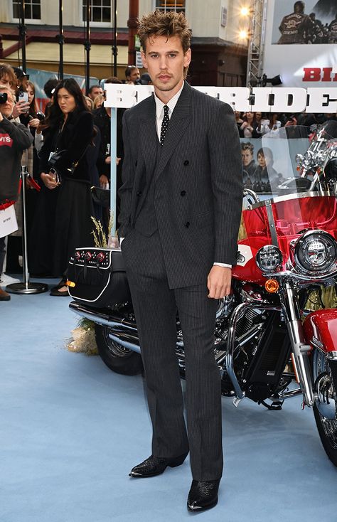 Austin Butler Wore Celine Homme To 'The Bikeriders' London Premiere Austin Butler Red Carpet, Austin Butler Suit, Red Carpet Outfits Men, The Bikeriders, Green Suit Men, 2024 Menswear, Prom Inspiration, Red Carpet Beauty, 90s Fashion Men