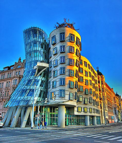 Dang, I need to go back to Prague to see this (Frank Gehey's 'fred and ginger' in Prague  HDR picture) Dancing Building, Frank Gehry Architecture, Prague Architecture, Gehry Architecture, Architecture Cool, Architecture Unique, Dancing House, Unusual Buildings, Frank Gehry