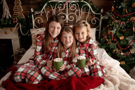 Christmas Pajama Pictures Bed, Christmas Bed Set Up Photography, Christmas Pj Photoshoot Kids, Christmas Pictures On Bed, Christmas Photos In Bed, Family Christmas Pjs Photoshoot, Christmas Bed Photoshoot Family, Christmas Bedroom Photoshoot, Christmas Bed Photoshoot