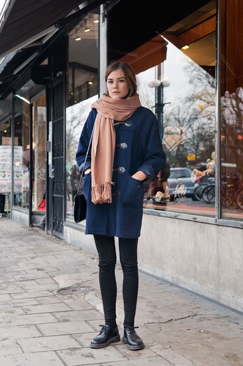 from remain simple #docs 1461 Dr Martens Outfit, Fashion Advice Woman, Doc Martens Style, Dr Martens Outfit, Duffel Coat, Copenhagen Street Style, Blue Coat, Duffle Coat, Mode Inspo