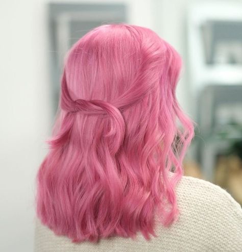 Gato Hairstyle, Medium Length Pink Hair, Pink Hair Aesthetic Faceless, Cool Tone Pink Hair, Cool Toned Pink Hair, Medium Pink Hair, Faceless Pfp, Bubblegum Pink Hair, Bright Pink Hair