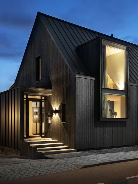 Black Metal Roof, Facade Lighting, Modern Barn House, Timber House, Glass Facades, Modern Barn, Architect House, Modern Exterior, Barn House