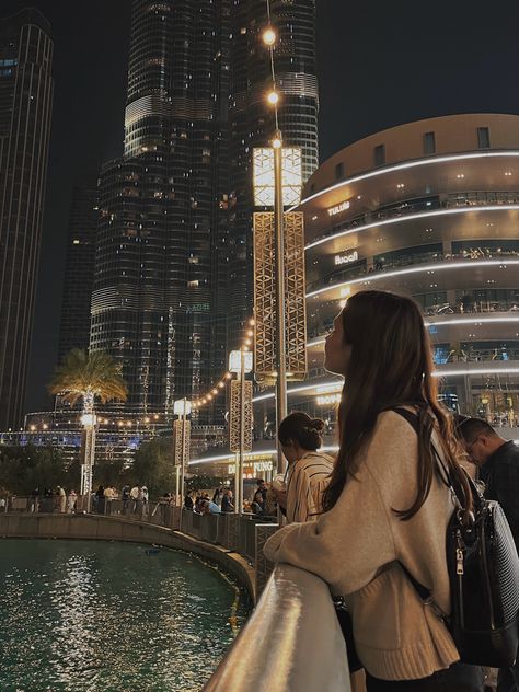 Dubai Photo Poses, Dubai Poses For Women, Photo Ideas Dubai, Burj Khalifa Poses, Burj Khalifa Photo Ideas, Poses In Dubai, Dubai Photoshoot Ideas, Burj Khalifa Aesthetic, Dubai Habibi