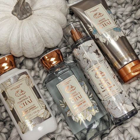 White Pumpkin And Chai, Fall Body Care, Pumpkin Perfume, Show Of Hands, Pumpkin Chai, Fall Scents, White Pumpkins, Beauty Body, Skincare Set