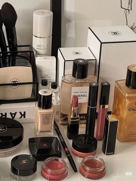 Beauty Shelf, Alat Makeup, Expensive Makeup, Makeup Bag Essentials, Eye Makeup Designs, Chanel Beauty, Chanel Makeup, Fancy Makeup, Makeup Obsession