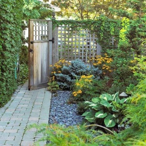 A small garden design that is still beautiful to see 17 Side House Garden, Corner Landscaping, Side Yard Landscaping, Privacy Landscaping, Garden Rooms, The Secret Garden, Pergola Patio, Beautiful Backyards, Side Yard