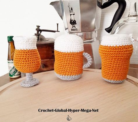 Love to drink beer and crochet? This miniature beer glass amigurumi set is for you! 🍺🍺🍺 Get the free pattern. #amigurumi #crochet Mug Crochet, Crochet Beer, Mug Pattern, Beer Day, Crochet Food, Drink Beer, Beer Festival, Plush Pattern, Beer Glass