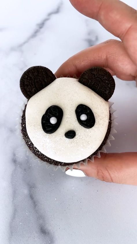 Animal Cupcakes Easy, Easy Cupcakes Decoration, Panda Cupcakes, Bolo Panda, Panda Cookies, Cupcake Videos, Betty Who, Cupcake Decorating Tips, Panda Birthday