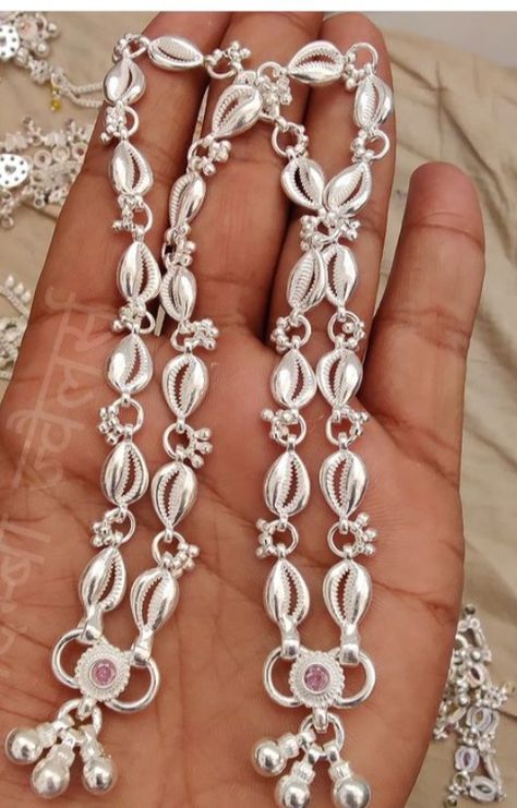 Payal Designs Silver, Diy Earrings Materials, Bridal Foot Jewelry, Silver Anklets Designs, Silver Bracelet Designs, Bridal Necklace Designs, Silver Handbag, Fancy Jewelry Necklace, Anklet Designs