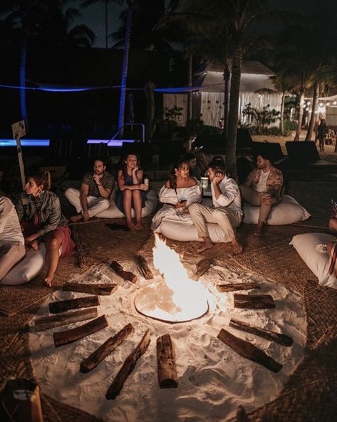 MX Wedding Decor Designers’s Instagram photo: “The perfect bonfire for the welcome beach party! It's the moment to meet family and friends that you haven't seen in a long time and have…” Beach Bonfire Welcome Party, Wedding Beach Bonfire, Beach Bonfire Wedding, Beach Bonfire Party Ideas, Beach Welcome Party, Wedding Bonfire, Beach Bonfire Parties, Bonfire Wedding, Bonfire Party